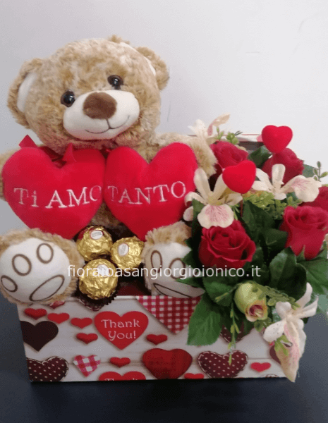 Idea regalo San Valentino. Peluche con composizione floreale. Disponibile anche con fiori artificiali.